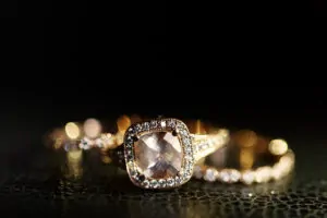 Joyeria, Las joyas brillan en los anillos de bodas dorados sobre el cuero